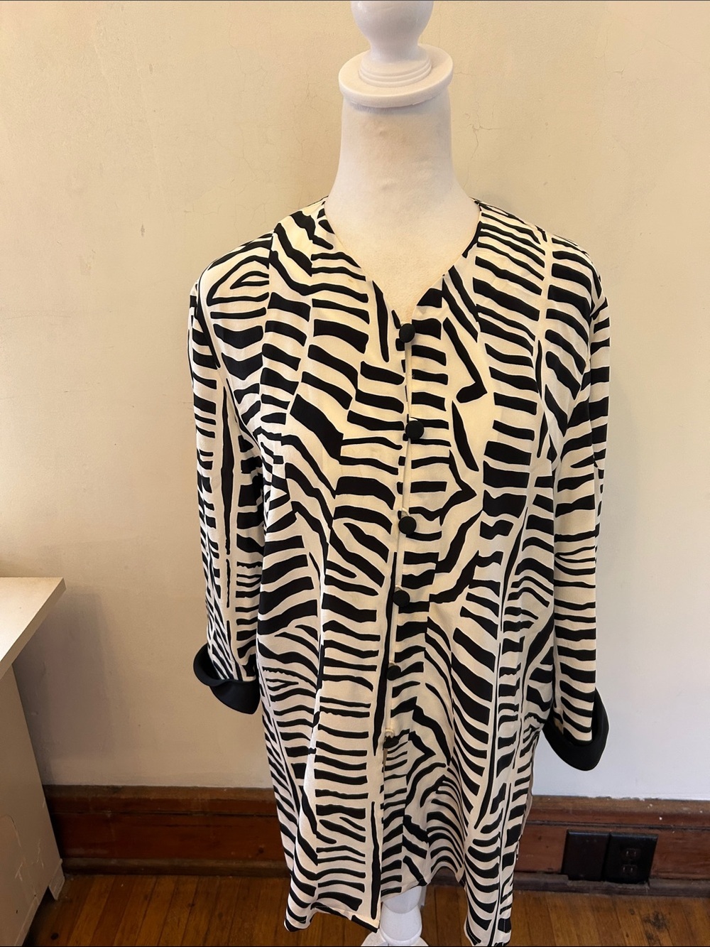 Shomi Black cream Vintage  Zebra Print Button-Front silk  Tunic Size 6 EUC
